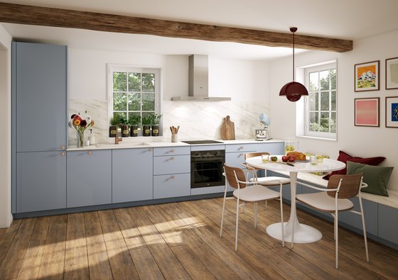 Cuisine ouverte bleue et blanche avec un espace repas délimité