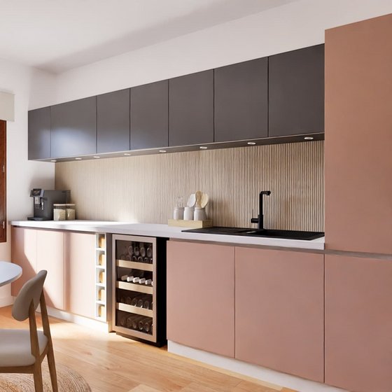 Cuisine façade terracotta avec plan de travail blanc et crédence bois