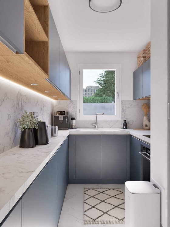 Petite cuisine en couloir avec meubles bas