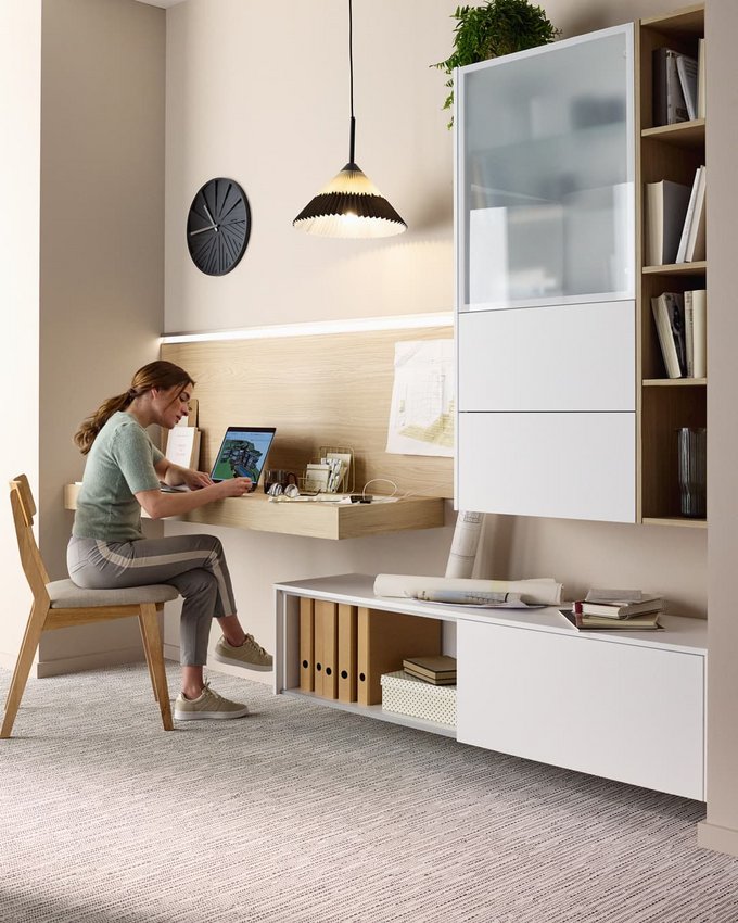 Rangement mural intégré structure combinant étagères ouvertes en bois