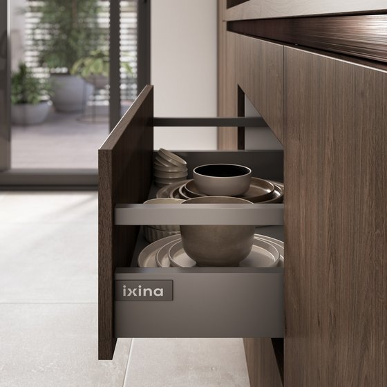 Tiroir de cuisine bois avec vaisselle