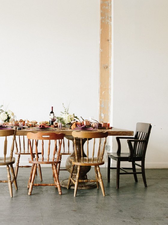 chaises dépareillées autour de la table de repas