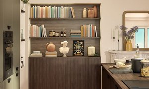 Une grande bibliothèque sur mesure en bois ouverte sur le salon et l’espace de vie.