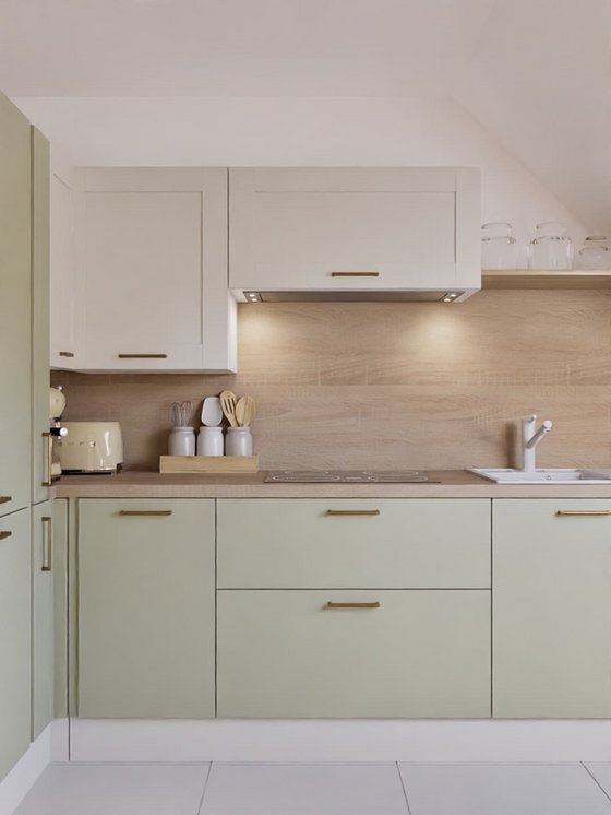 Cuisine contemporaine vert sauge avec plan de travail et crédence bois