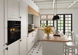 Cuisine de style campagne chic blanche et bois avec îlot central