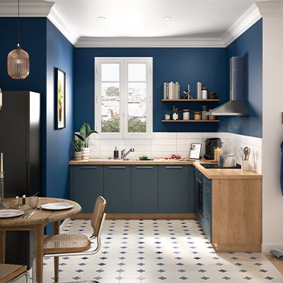 Cuisine chaleureuse bois clair et bleu Description : Cuisine bois clair et bleu, crédence blanche, étagères murales, coin repas bois et sol à motifs bleus.