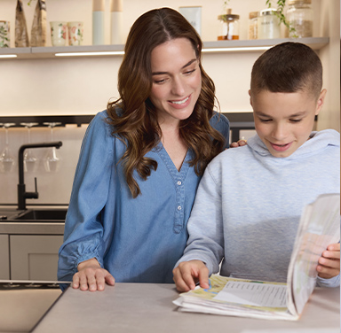 mère avec son fils dans la cuisine