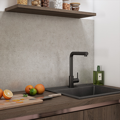 Évier noir dans cuisine moderne avec fruits frais